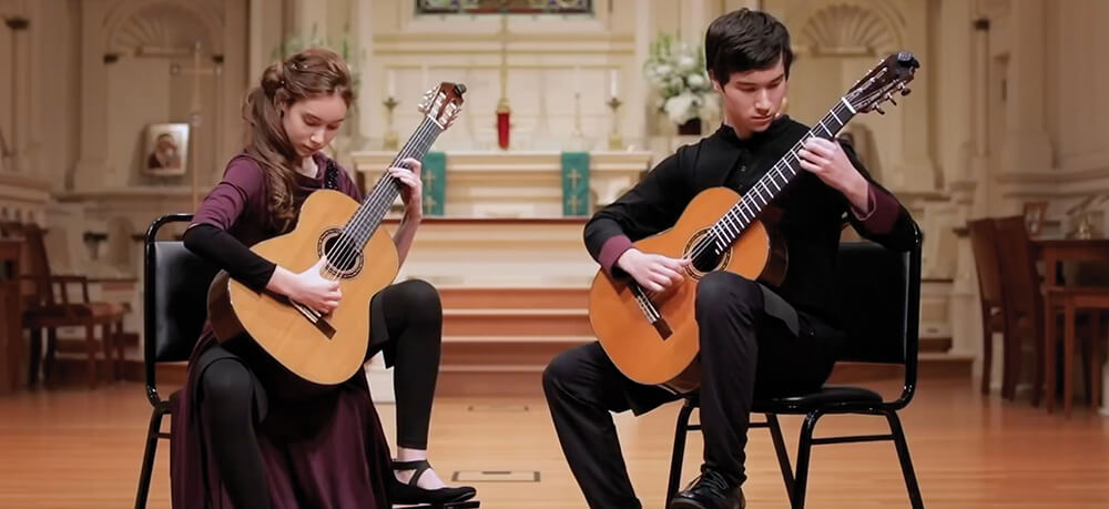 Davisson Duo playing guitars